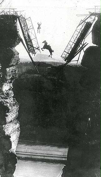Der Sprung von der Brücke mit Pferd
