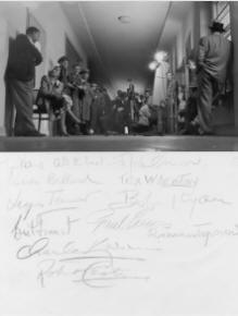 Picture Jacques Tourneur - signiertes Foto von den Dreharbeiten zum Film Berlin Express (48). Es haben signiert: Lucien Ballard, Jacques Tourneur, Bert Granet, Charles Korvin, Robert Coote, Merle Oberon, Tex Wheaton, Robert Ryan, Paul Lukas und Roman Toporov.